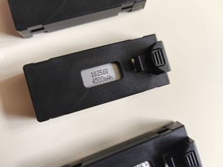 Dron con 5 baterías y estuche