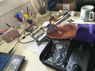 Dron con 5 baterías y estuche