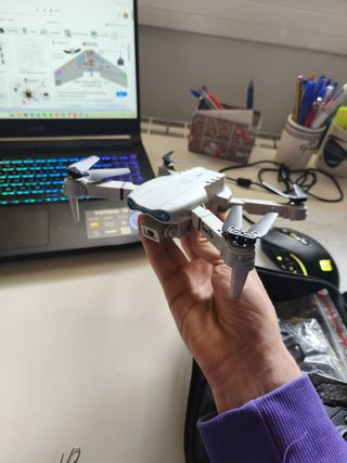 Dron con 5 baterías y estuche