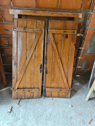 Ventana antigua con rejas y cristales