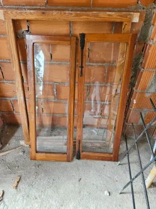 Ventana antigua con rejas y cristales