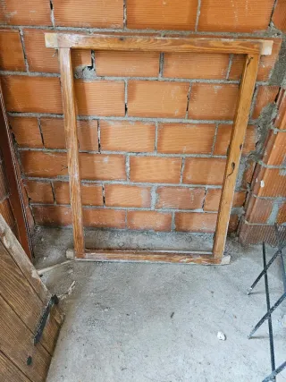 Ventana antigua con rejas y cristales