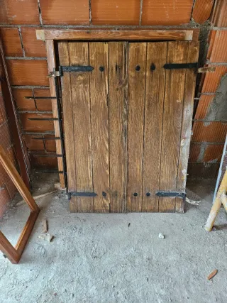 Ventana antigua con rejas y cristales