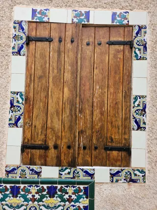 Ventana antigua con rejas y cristales