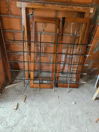 Ventana antigua con rejas y cristales