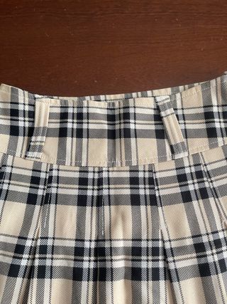 Minifalda de tablas cuadros beige y negro