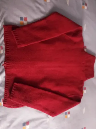 Chaqueta roja con cremallera y trenzas