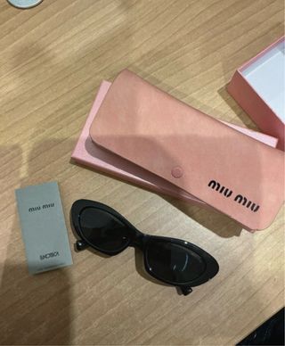 Gafas de sol Miu Miu negras
