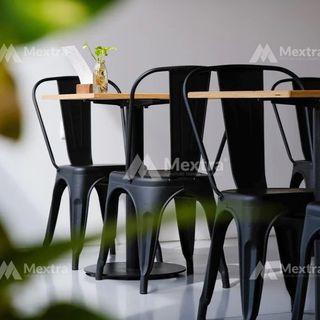 Silla de bar negra estilo Tolix