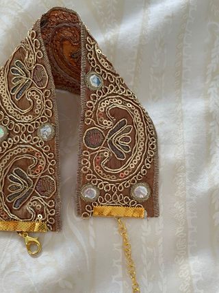 Gargantilla Marrón Bordada con Lentejuelas