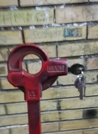 Gancho antirrobo coche rojo