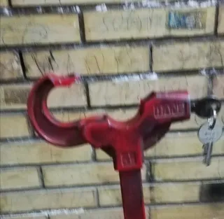 Gancho antirrobo coche rojo