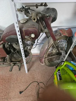 Moto antigua Lube Moped Roja, Para despiece.