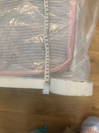 Cama infantil blanca con colchón