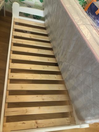 Cama infantil blanca con colchón