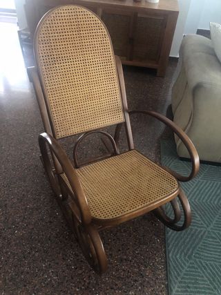 Mecedora de madera y ratán