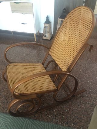 Mecedora de madera y ratán