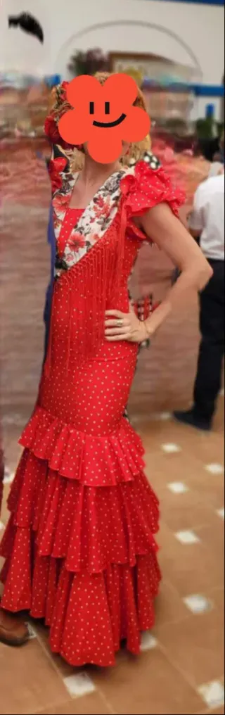 Traje de flamenca rojo con lunaritos blancos