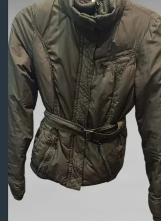 Cazadora verde con cinturón