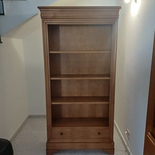 Librería de madera marrón