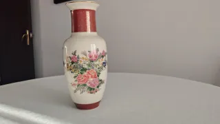 Jarrón de porcelana con flores