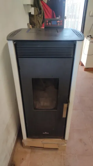 Estufa de pellets Brompi Hidro con radiadores