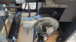 Estufa de pellets Brompi Hidro con radiadores