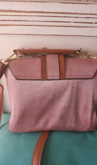 Bolso rosa con bordado floral. Como nuevo