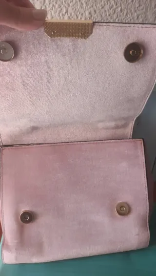 Bolso rosa con bordado floral. Como nuevo