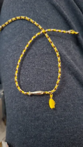 Pulseras playeras con abalorios de peces.