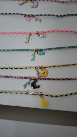 Pulseras playeras con abalorios de peces.