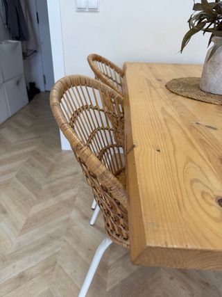Mesa de comedor industrial de madera y metal