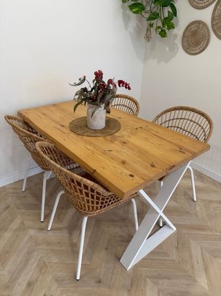 Mesa de comedor industrial de madera y metal