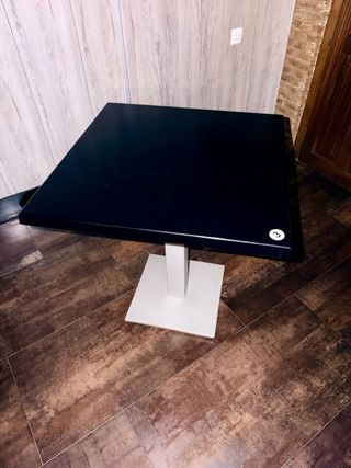 Mesa cuadrada negra para exterior