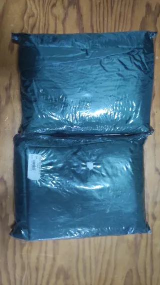 Chubasquero verde con capucha