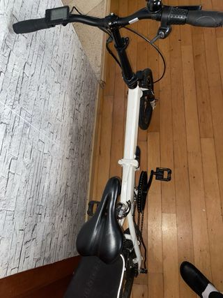 Bicicleta plegable blanca
