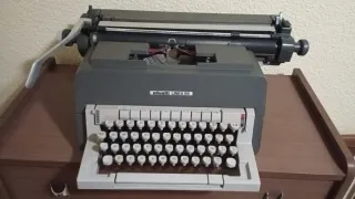 Máquina de escribir Olivetti Línea 98
