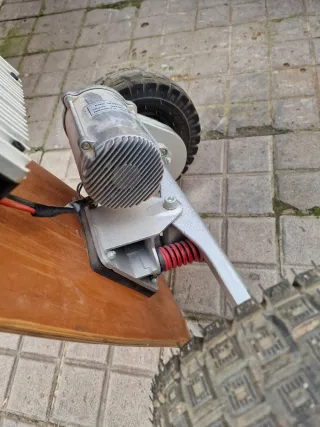 Skate eléctrico LONBO con ruedas todoterreno