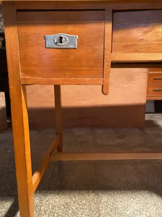 Escritorio de madera antiguo