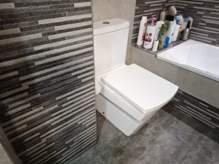 Baño completo: bañera, lavabo e inodoro,