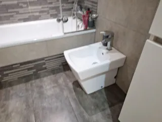 Baño completo: bañera, lavabo e inodoro,