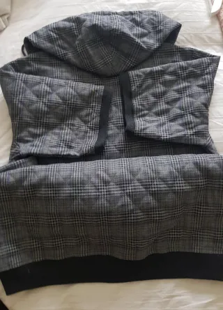 Sudadera larga de tonos grises cuadros acolchada