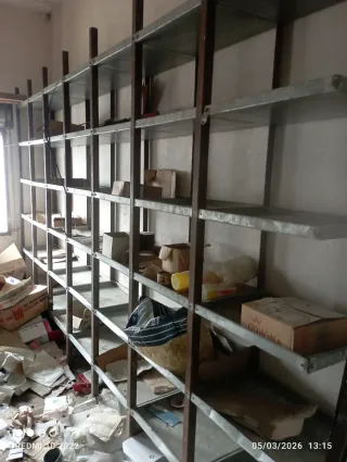 Estantería metálica con baldas de chapa