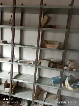 Estantería metálica con baldas de chapa