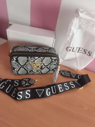 Bolso Guess estampado serpiente