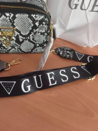 Bolso Guess estampado serpiente