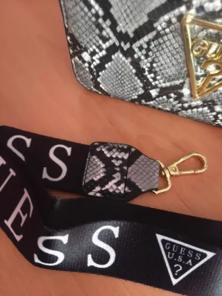 Bolso Guess estampado serpiente