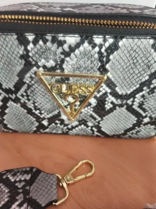 Bolso Guess estampado serpiente