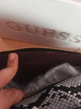 Bolso Guess estampado serpiente