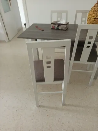 Mesa de comedor con 4 sillas